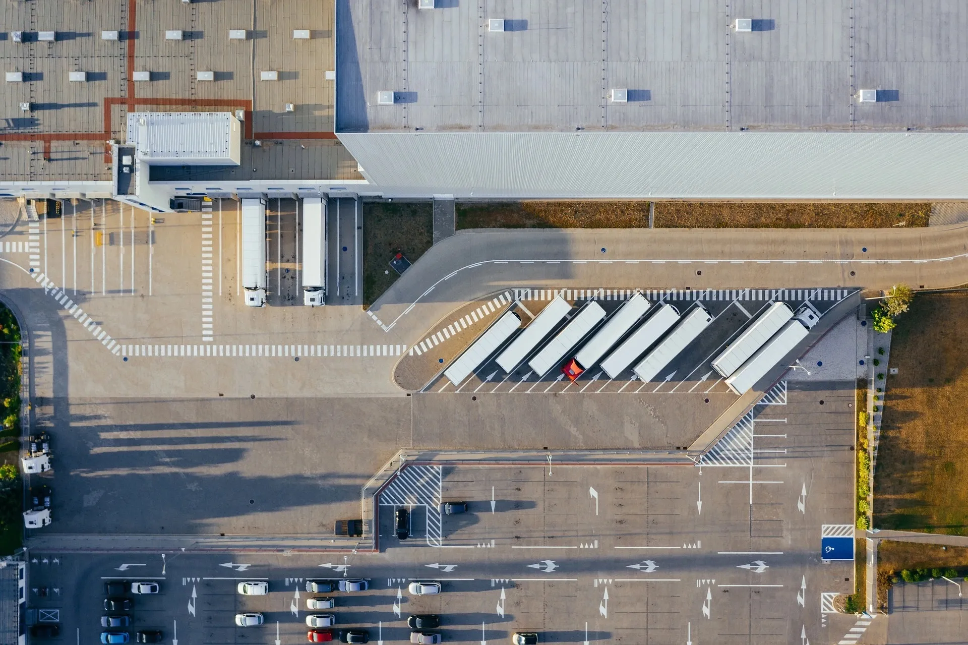 Veduta aerea di un polo logistico con camion in sosta presso le banchine di carico